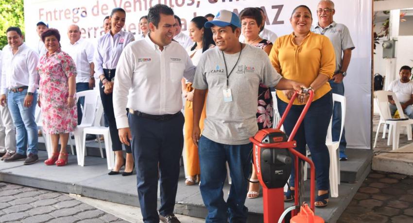 Alcalde JSA fortalece trabajo de la CAPAZ con entrega de vehículos, uniformes y herramientas