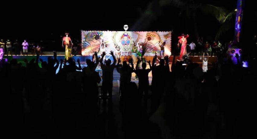 Gobierno de Zihuatanejo realiza con éxito su segundo día del Festival de Día de Muertos.