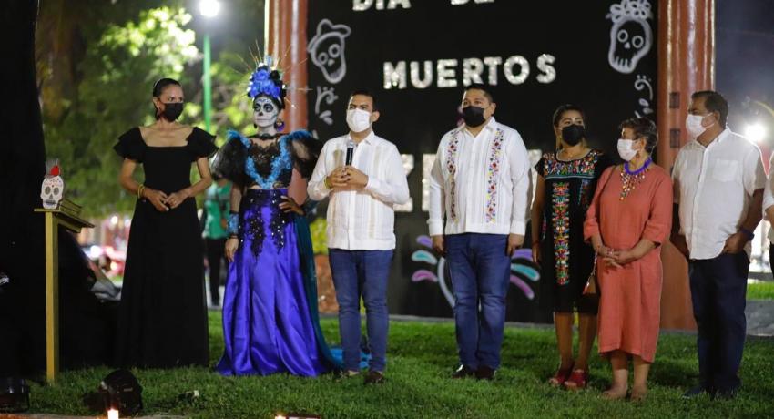 Presidente Jorge Sánchez y esposa Lizette Tapia realizaron encendido de la Catrina Monumental de Zihuatanejo