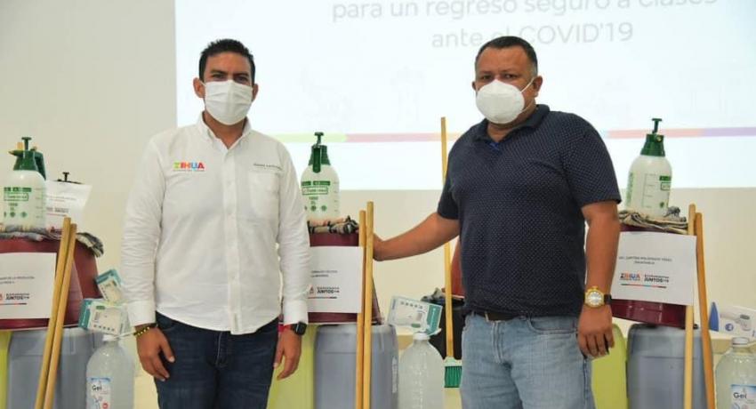 Jorge Sánchez y esposa Lizette Tapia entregan más kit’s de limpieza a escuelas
