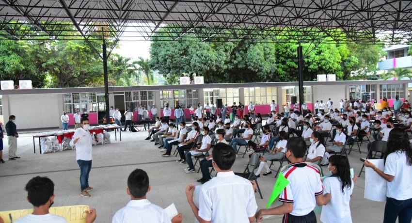 Presidente Jorge Sánchez entrega uniformes a escuelas secundarias