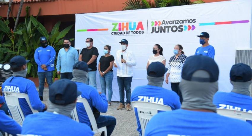 Presidente Jorge Sánchez entrega luminarias y equipo para que Zihua siga brillando