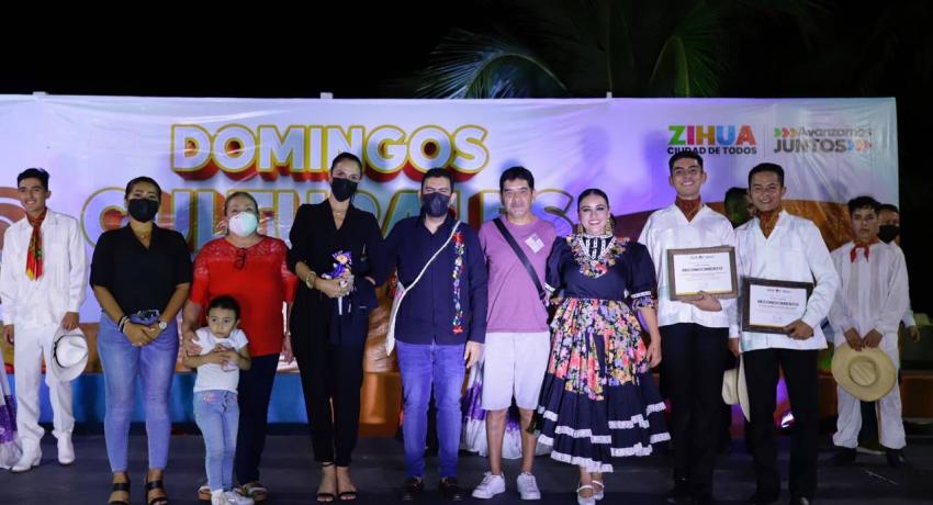 Noche espectacular en Domingos Culturales; presidente entregó JS entregó reconocimiento a compañía de Danza Folklórica, Mecehualtin Mitotiani.