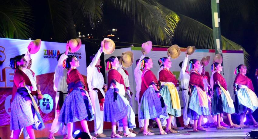 Noche espectacular en Domingos Culturales; presidente entregó JS entregó reconocimiento a compañía de Danza Folklórica, Mecehualtin Mitotiani.