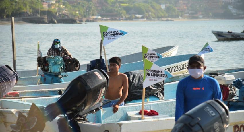 Presidente Jorge Sánchez Allec da banderazo de salida a embarcaciones como parte del Programa de Limpieza del Fondo de la Bahía.