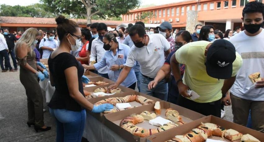 Jorge Sánchez Allec y Lizette Tapia Castro comparten Rosca de Reyes con personal del Ayuntamiento.