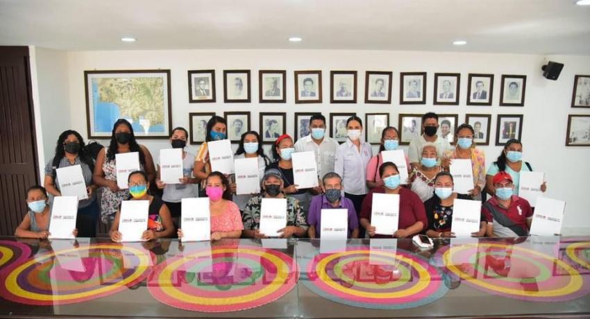 Gobierno Municipal entrega escrituras a familias de Zihuatanejo.