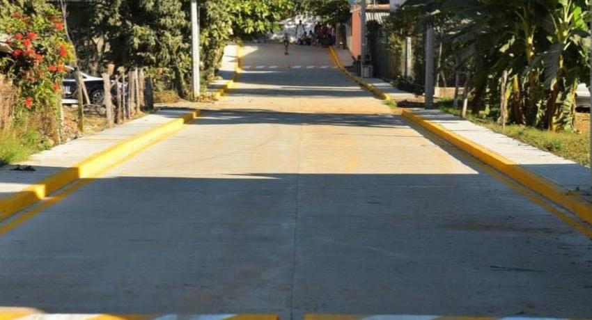 Alcalde Jorge Sánchez Allec cumple otro compromiso con El Coacoyul; entrega calle pavimentada