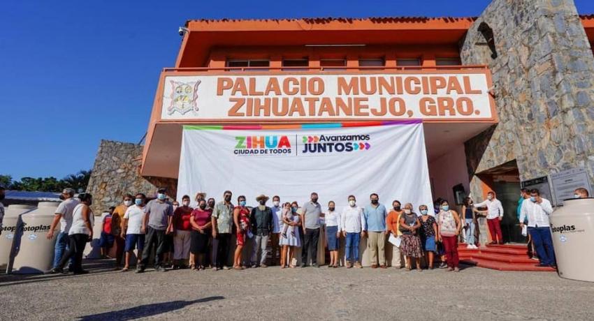 Entrega de apoyos a bajo costo para  viviendas de los zihuatanejenses