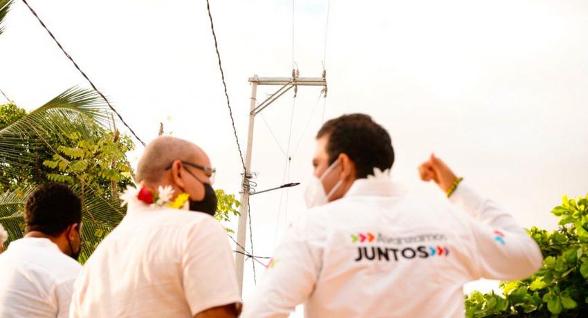 Presidente Jorge Sánchez Allec entrega obras de electrificación en Los Reyes, Lomas de Sotelo y Villahermosa