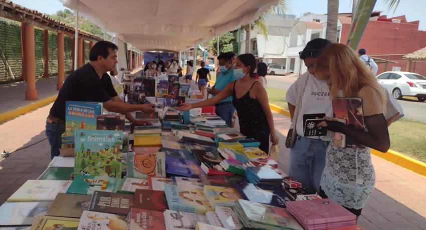 Presidente Jorge Sánchez Allec inaugura la 1ª Feria Internacional del Libro en Ixtapa-Zihuatanejo.