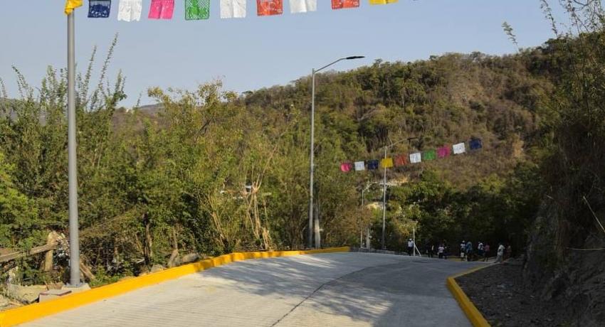 Alcalde Jorge Sánchez Allec regresa a colonia Las Brisas y entrega nueva pavimentación