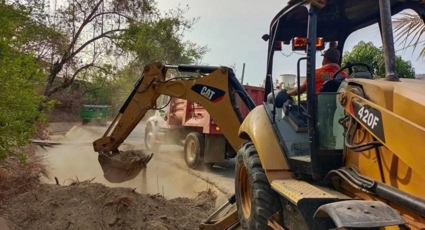 Gobierno de Zihuatanejo recolecta 955 toneladas de la limpieza del canal pluvial Primavera de la Col. Los Barriles