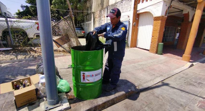 Servicios Públicos mantiene una ciudad limpia con la colocación de contenedores de basura 