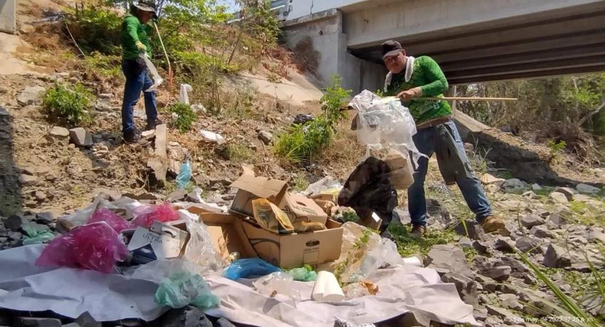 Servicios Públicos limpia boulevard al Aeropuerto y elimina 10 basureros clandestinos