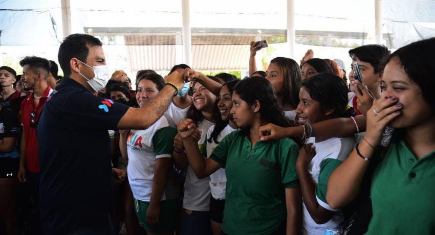 Alcalde Jorge Sánchez Allec entrega premios a ganadores de evento deportivo por Día del Estudiante