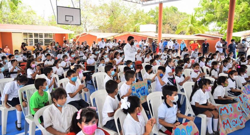 Presidente Jorge Sánchez Allec entrega cancha techada de escuela primaria Redención Tropical