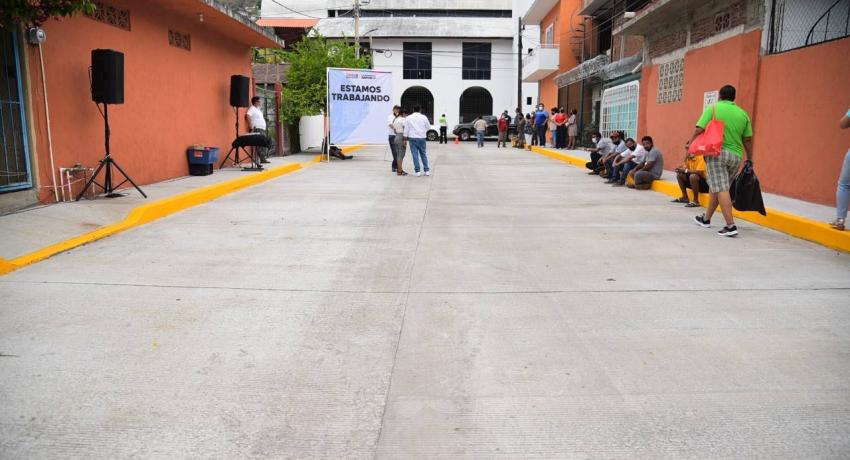 Presidente Jorge Sánchez Allec inaugura pavimentación de calle Thalía de colonia El Embalse