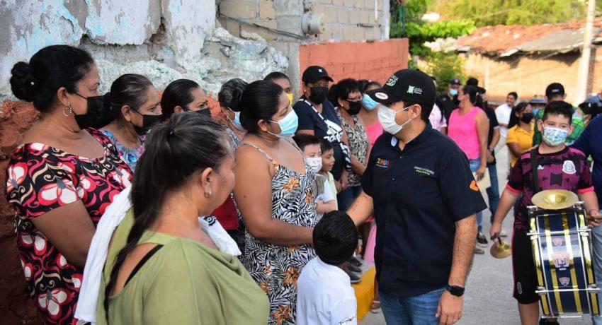 Presidente Jorge Sánchez Allec entrega nueva calle pavimentada en colonia Vicente Guerrero