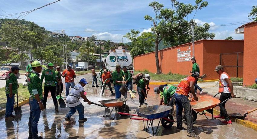 Por paso de lluvia, Gobierno de Zihuatanejo atiende de manera inmediata limpieza de la ciudad