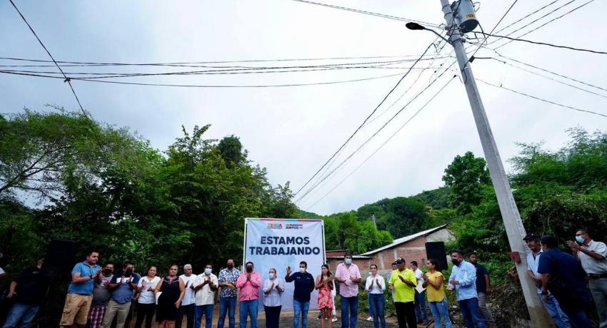 Presidente Jorge Sánchez Allec inaugura red de electrificación en La Salitrera
