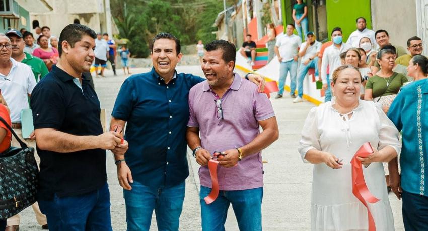 Presidente Jorge Sánchez Allec entrega nueva calle pavimentada en colonia La Presa II