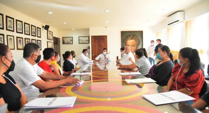 Presidente Jorge Sánchez entrega escrituras gratuitas a familias de varias colonias