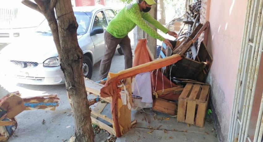 A través de Servicios Públicos, Gobierno de Zihuatanejo continúa con trabajos de limpieza en calles y avenidas.
