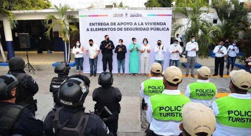 Alcalde Jorge Sánchez Allec entrega apoyos para vivienda a elementos de Seguridad Pública