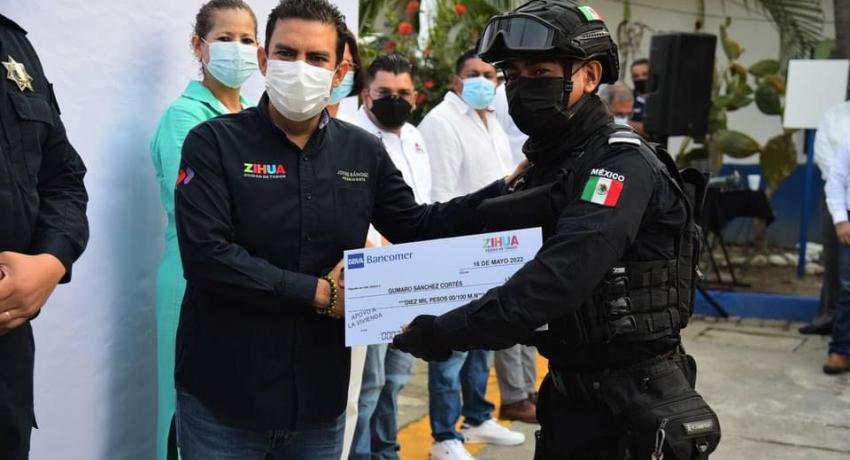 Alcalde Jorge Sánchez Allec entrega apoyos para vivienda a elementos de Seguridad Pública