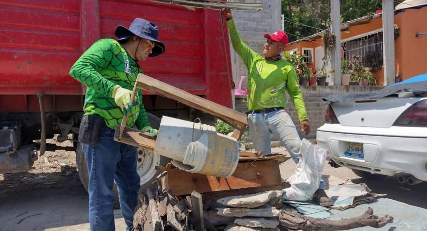Gobierno de Zihuatanejo atiende colonias y comunidades con campaña de Descacharrización