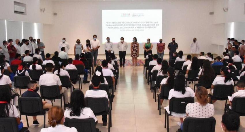 Gobierno de alcalde Jorge Sánchez Allec premia excelencia académica de 91 alumnos