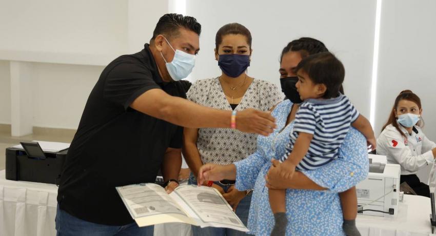 Gobierno de Zihuatanejo beneficia a más niños con registros de nacimiento gratuitos