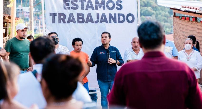Alcalde Jorge Sánchez Allec entrega andadores construidos en colonia Salvador Espino.