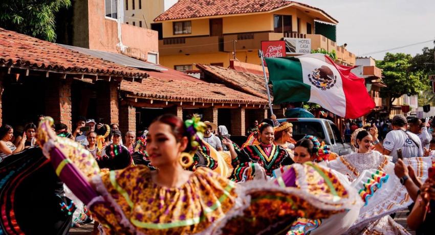 Gobierno de Zihuatanejo organiza desfile de la Revolución de gran participación y lucimiento