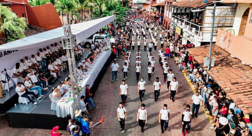 Gobierno de Zihuatanejo organiza desfile de la Revolución de gran participación y lucimiento