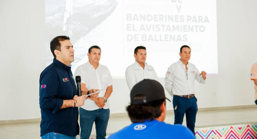 Presidente Jorge Sánchez entrega Permisos y Banderines para el Avistamiento de Ballenas para temporada 2022-2023