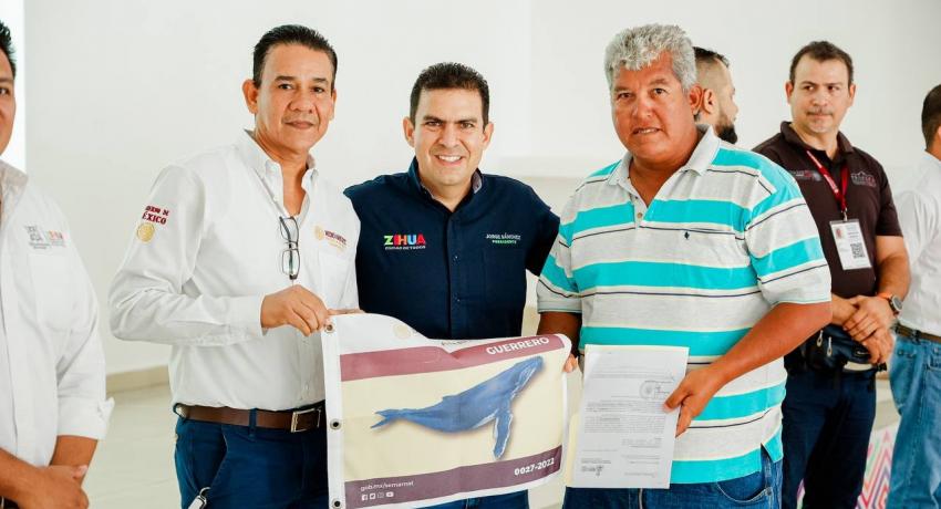 Presidente Jorge Sánchez entrega Permisos y Banderines para el Avistamiento de Ballenas para temporada 2022-2023