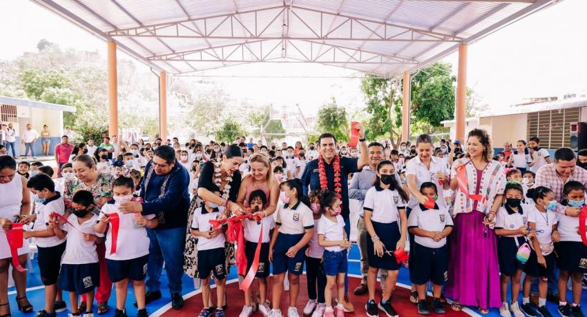 Presidente Jorge Sánchez Allec inaugura cancha rehabilitada en escuela primaria Insurgentes