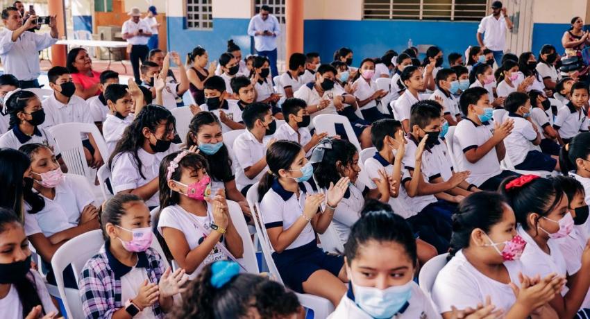Presidente Jorge Sánchez Allec inaugura cancha rehabilitada en escuela primaria Insurgentes
