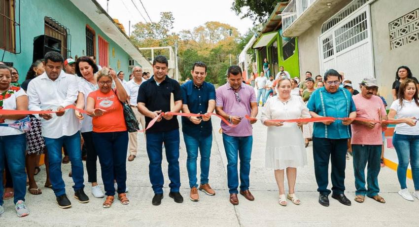 Presidente Jorge Sánchez Allec entrega nueva calle pavimentada en colonia La Presa II