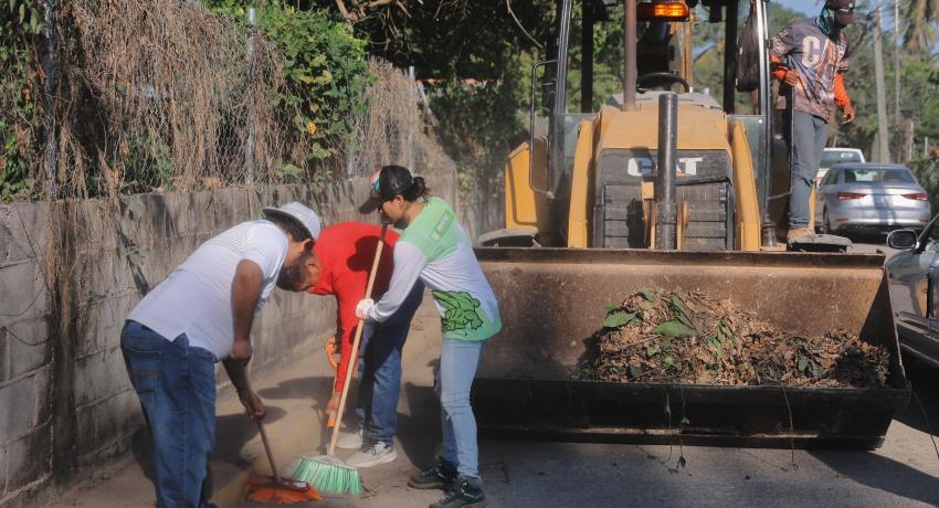 Gobierno de Zihuatanejo impulsa gran jornada de limpieza en la colonia La Puerta