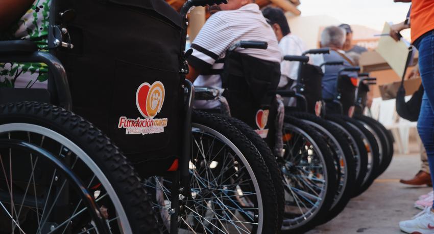 Ayuntamiento y DIF Zihuatanejo entregan a discapacitados sillas de ruedas donadas por Grupo Merza