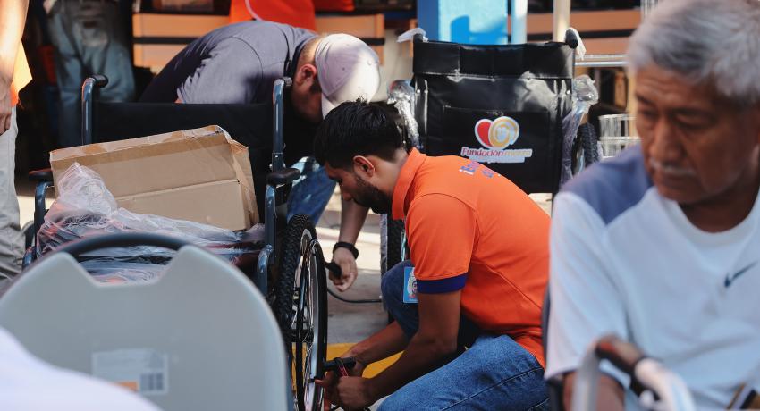 Ayuntamiento y DIF Zihuatanejo entregan a discapacitados sillas de ruedas donadas por Grupo Merza