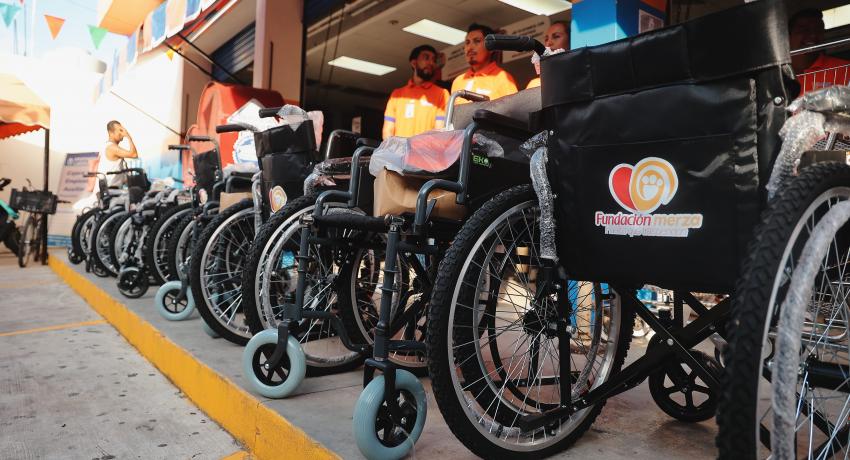 Ayuntamiento y DIF Zihuatanejo entregan a discapacitados sillas de ruedas donadas por Grupo Merza