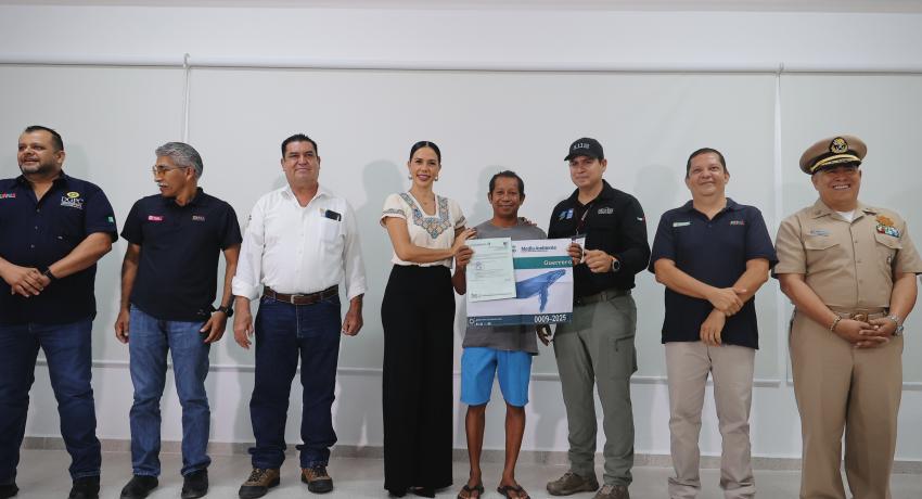 Presidenta Lizette Tapia Castro encabeza entrega de certificados y banderines para avistamiento de ballenas