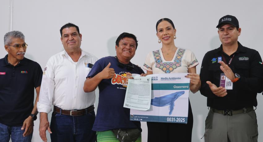 Presidenta Lizette Tapia Castro encabeza entrega de certificados y banderines para avistamiento de ballenas