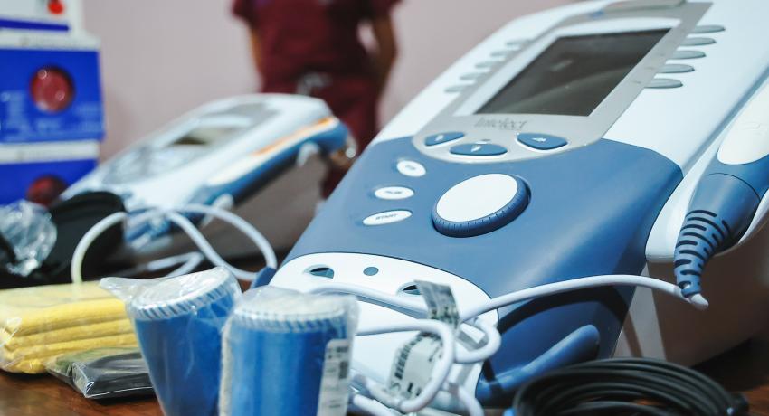 Presidenta Lizette Tapia Castro fortalece área de Terapia Física de la UMEM con nuevo equipo