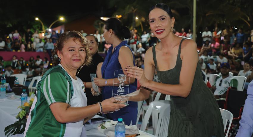 Secundaria José Martí celebró su 25 aniversario con la presidenta Lizette Tapia como invitada de honor