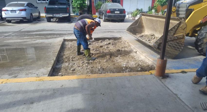 Gobierno Municipal de Zihuatanejo realiza de manera permanente labores de bacheo en distintos puntos de la ciudad